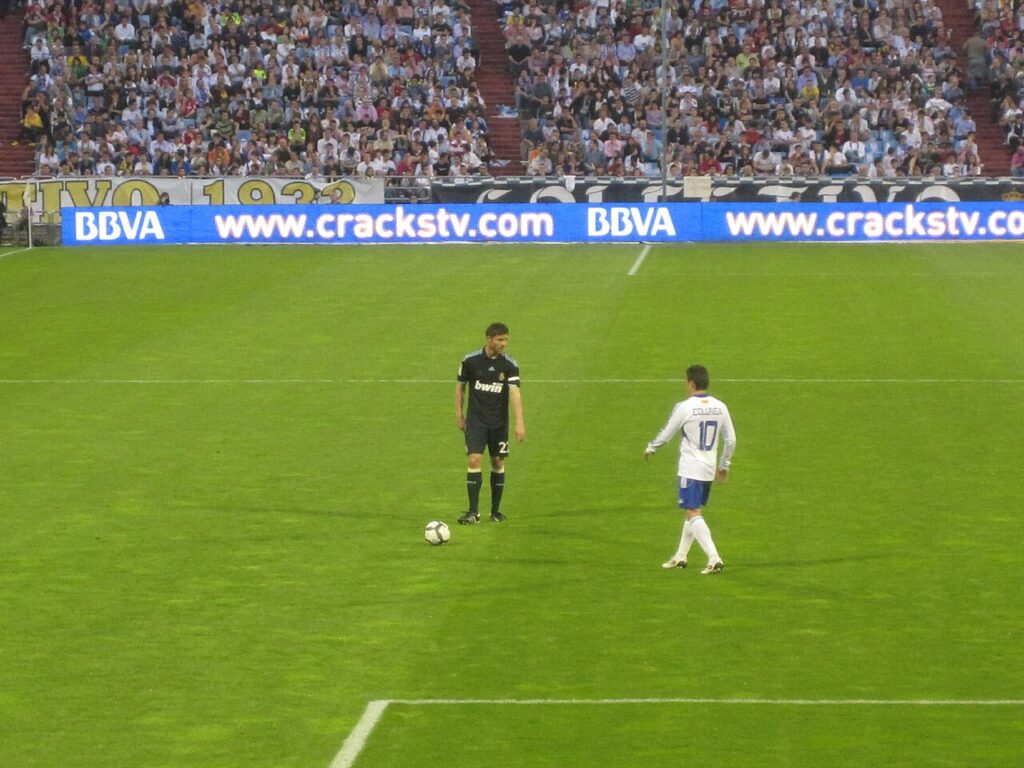 Xabi Alonso prend les rênes de Chelsea et tranche d’entrée