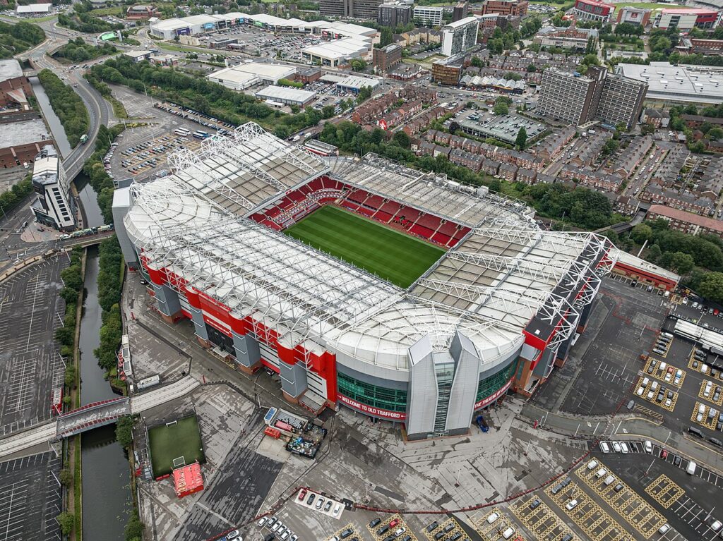 Manchester United étouffe sous les dettes, Old Trafford à vendre morceau par morceau